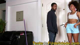 Mae&#039;r pennaeth mwyaf cyffrous beauties wrth eu bodd yn edrych yn eich forwyn sexy Giovanna Bombom gan malu yn eich cartref, gan ddefnyddio dim ond dillad isaf coch olygfa llawn yn y Safle Prawf de Fudelidade