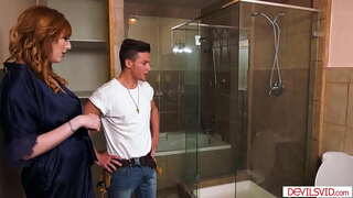 חזה גדול אשתו cuckolds בעלה על ידי מוצצת ומזיינת שרברב