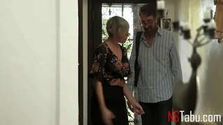 گرم ، شہوت انگیز Busty MILF تباہ