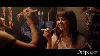 Глубже. Бирүен үтенә һәм җенси красотки наслаждаются лесбийским трахом