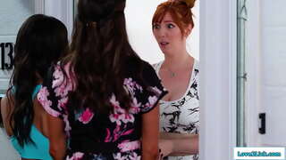 החורגת ובתו החורגת לך להתעמת עם בריון, חזה גדול הג &#039; ינג &#039; ית מבקש סליחה מציע להם 3some.היא facesits ברונטית כמו שהיא ליקק