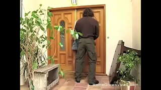 ���ામુક સોનેરી વાળ વાળી sucks પછી તેના બોયફ્રેન્ડ fucks પેશિયો પર