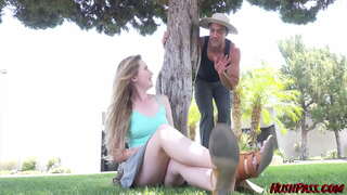 סייבל ג &#039; ונס מזמין את הגנן מעל לקצץ אותה בוש