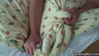 אישה זקנה פיתה בחור צעיר