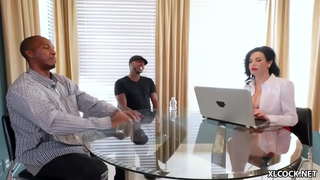 Veronica Avluv ni &amp; # 039; t razmišljati veliko o interracial troje