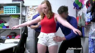 Busty teen gags amin'ny mafy cocks roa mpiambina