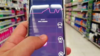 Martinasmith သုံးပြုရန်သူမ၏ကစားစရာကုန်တိုက်မှာအထိသူမပည္ဆိုင္ရာ