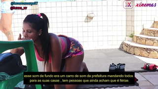 אישה שובבה מלאה חרמן לאחר האימון ישב טעים מחונן לקחת חלב בכוס