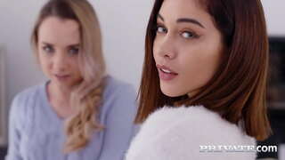 Petite Mona Albastru și drăguț Ginebra Bellucci răspândit aceste minunate fesele pentru a obține tras după un adanc pe gat dubla muie si se joaca cu un vibrator! Full Film &amp;amp; 1000 Mai mult la Private.com!