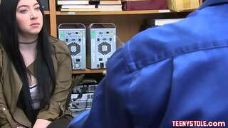 Caliente y lindo rostro adolescente pornstar llamada Amillia Onyx llegar castigar follada por el chico de seguridad con gran polla