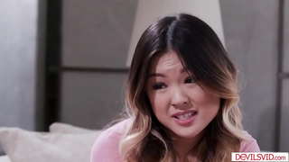 ���ුඩා පියයුරු ආසියානු සහ ඇගේ සුදු හම bff සඳහා යන්නේ threesome සමග අසල්වැසියා