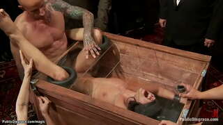 نوجوان سنہرے بالوں والی غلام Adriana Chechik ہے آنکھوں پر پٹی اور boxed پھر بڑی ڈک کی طرف سے بھاڑ میں Astral دھول کے کنٹرول کے تحت ڈوم شہزادی ڈونا Dolore میں عوامی