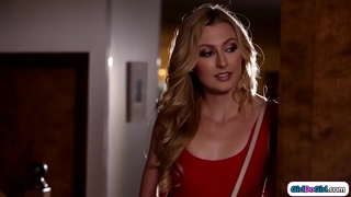 Eve tekrar geç geldikten sonra busty üvey annesi lezbiyen olacağına karar verir.The üvey kız almak titsucked yalıyor the milf kedi ve facesits ona