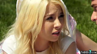 Tonåring styvsyster knullade ungefär i offentlig trädgård