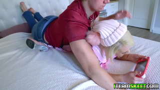 גיימר סקסי אווה סינקלייר עוזב את המשחק שלה ומתחיל לזיין את הזין של החברים שלה וגורם לו לגמור בציצים הגדולים שלה