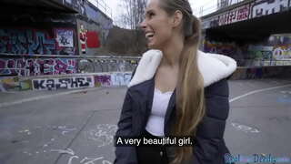 Nena realmente necesita el dinero, pero tiene que dar mamada en público