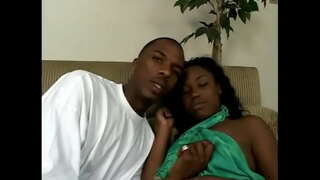 Ebenholz babe saugt haarder schwaarze Schwanz da gëtt gefickt an allen Positiounen