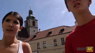 HUNT4K. Богата ловец заведува мал бринета кои се потребни пари за одмор