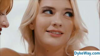 ˠ�즈비언 키스하고 섹스