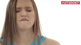 WHITEBOXXX - (סטייסי קרוז) - מפתה נוער אינטנסיבי אוהב את מה שהופך את פגישה עם המאהב שלה.