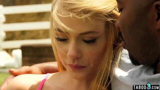 Flac fillastra interracial follar per la BBC padrastre al jardí