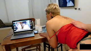 Ich entdecke ihn spioniert auf mich, während ich masturbieren und ich mache ihn füllen meinen Arsch mit Milch auf, bis es überläuft .....