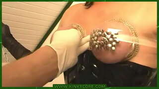 Çizim pimleri ile göğüsleri ve işemek delik ile oynamak