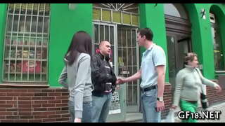 Étranger l&#039;embrasse à pleine de magie