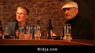 Daring babe sucks two പഴയ dicks