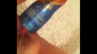 להשתעשע עם suncream בקבוק