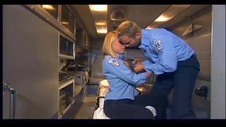 Busty blonda fututa in negru coapsei mare ciorapi