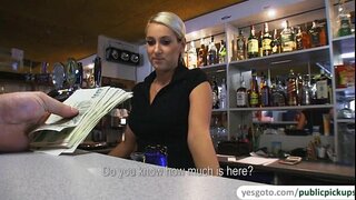 Super ჩინებული Lenka gets fucked in pub და იღებს წებოვანი სახის