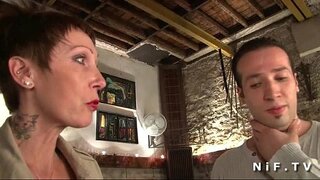 Sess ma sewqan u anzjani franċiż jiġrilha ħmar imħuħ