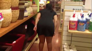 Culona מלמד את הכוס ואת התחת בחנות