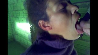 Kurva zbrusu nový v Daždi, pričom zaťaženie vyvrcholenie do úst