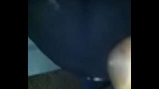 18-годишња девојка отсасывает имам у парку