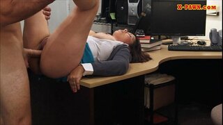 Latina flieles wtih big-iskambju mara tagħha għall-flus