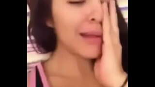 видео багышланган егеткә, демонстрирующему үз мускулы