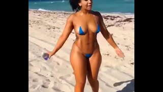 Sexy Latina sa mini bikini sa beach