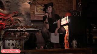 Jeny סמית הציבור עירום על הבמה.