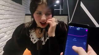 Gadis diejek oleh teman lelaki dengan ohmibod di restoran