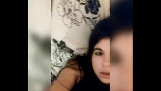 Зани мебозад, дразнит, брызгает