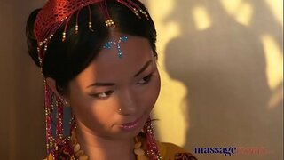 Masaže Vroče Tajski masseuse traja trdega tiča v njeno muco preboden