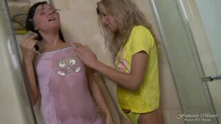 Үлкен жопы бар қыз өзінің кискасын мастурбациялайды