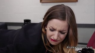 ���िशाल स्तन दाट तपकिरी रंगाचे केस बॉस गुदद्वारासंबंधीचा वादयांवरून बोटे फिरवण्याचे कौशल्य तिला saleswoman