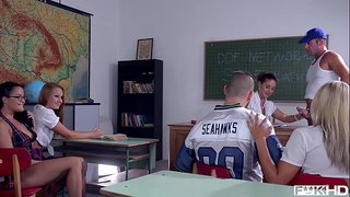 Remaja Dolly Diore &amp;amp; Cathy Surga berkongsi tutor penis dengan dua horny teman di kelas