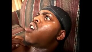 Päris redhaired chocolate babe Kelly Valitsemisaeg oli köhatas kapsas vesi tema suu pärast segamise tema karvane twat