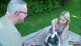 בלונדינית צעירה עושה הזקן לגמור בתוך הפה שלה