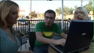 Par de desagradable incorporarse artistas Véspera Lawrence Trina Michaels ter en vistas