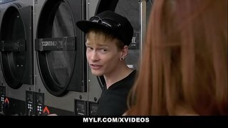 Twat តឹង(VannaBardot)ទទួលបាន Clit របស់នាងលិទ្ធដោយ MILF(SereneSiren)